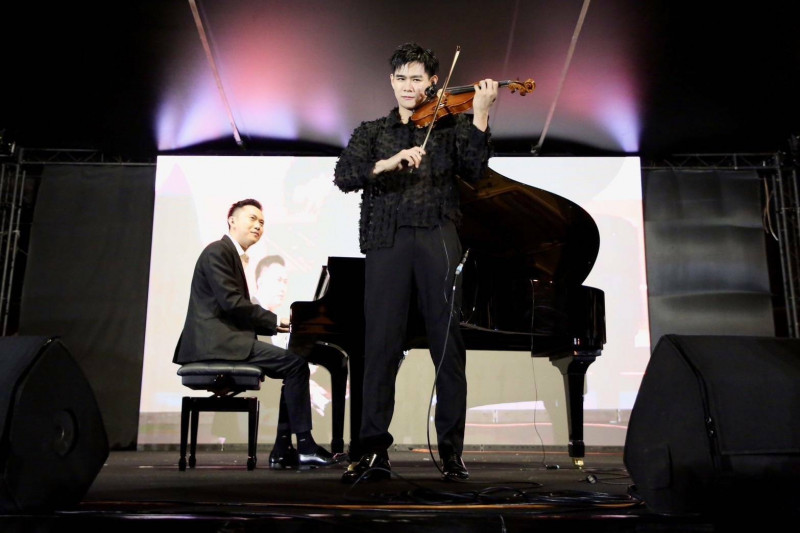 「竹北音樂故事」第三樂章大師協奏曲，竹北市長鄭朝方與小提琴家李齊聯手演出。（竹北市公所提供）