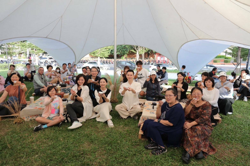 竹北市「多元文化午茶節」，結合客家、原住民、越南、印尼與菲律賓五大文化市集與茶席體驗，民眾透過專業茶師的引領，沉浸於文化氛圍中，並在市集中了解各國文化意象。（竹北市公所提供）