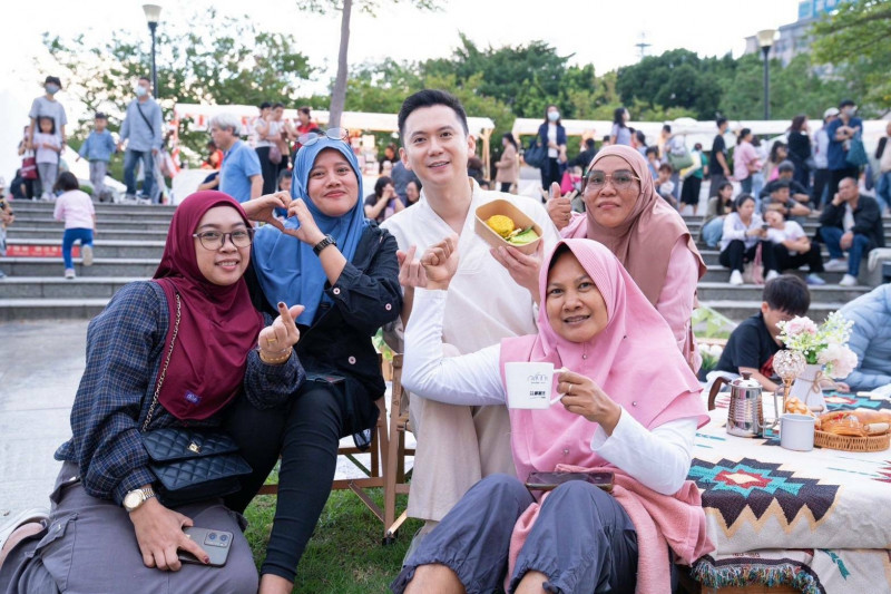 竹北市「多元文化午茶節」，結合客家、原住民、越南、印尼與菲律賓五大文化市集與茶席體驗，民眾透過專業茶師的引領，沉浸於文化氛圍中，並在市集中了解各國文化意象。（竹北市公所提供）