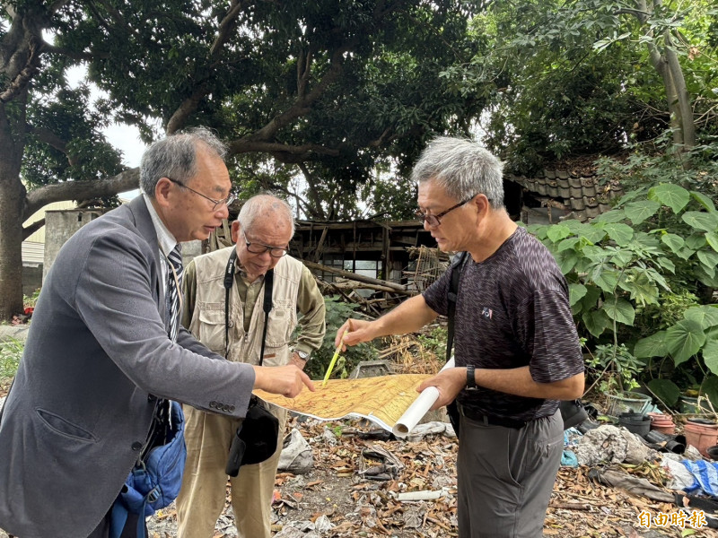 齋藤治（左）在柯鴻基老師的帶領下探勘昔日的移民村。（記者顏宏駿攝）