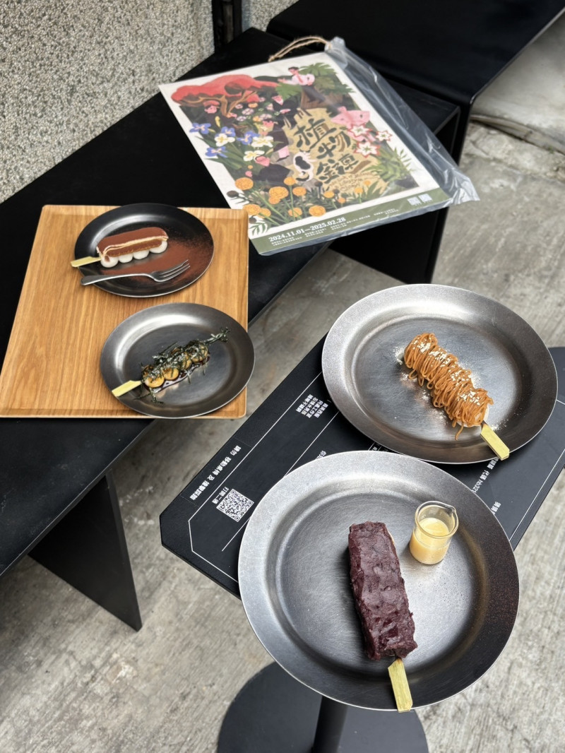 接掌「新華美西裝社」的後代，將服裝經營改為茶點餐飲，推出結合不同的設計款昭和日式糰子，呼應過往嘉義三大西服社的摩登風華。（嘉義異鄉人提供）