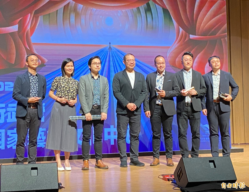 衛武營藝術總監簡文彬（中）與天狼星口琴樂團合照。（記者陳文嬋攝）