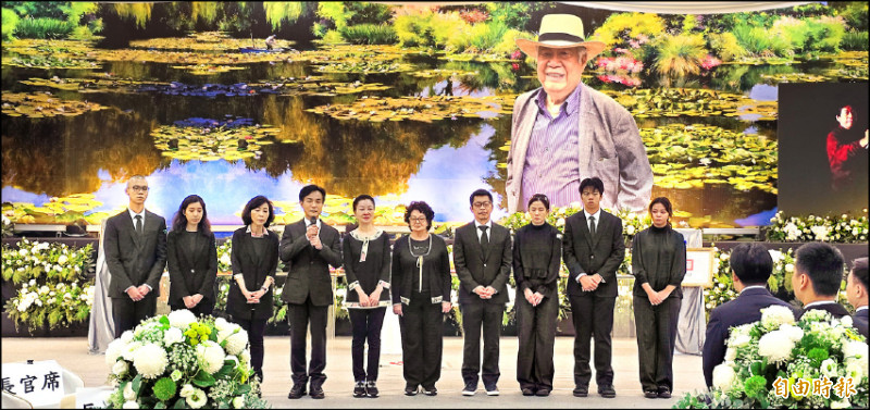 陳輝東兒子陳昱凱（右4起）、愛妻張夏子、長女陳香吟、女婿黃仲銘等，帶領全家人向出席告別式的親友們致謝。（記者凌美雪攝）