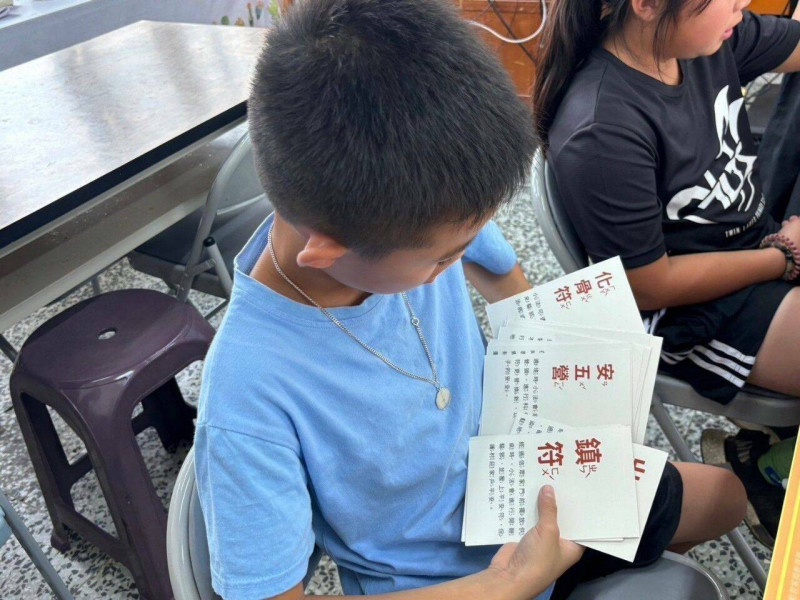 透過桌遊活動，澎湖小法深入校園，讓新一代小朋友認識。（澎湖縣政府文化局提供）
