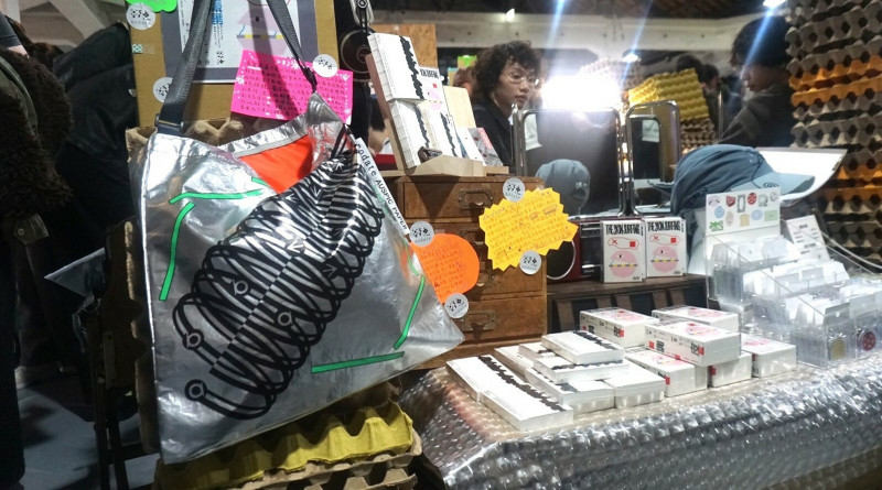 近日在設計圈社群媒體上轉傳率頗高的「銀絲卷包」，亦在「野点」攤位販售。（記者董柏廷攝）