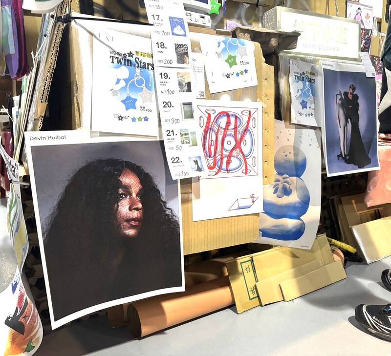 草率季現場可見攤販販售近日爆紅的美國網紅「哭搭賽」Devin Halbal的人像攝影海報。（記者董柏廷攝）