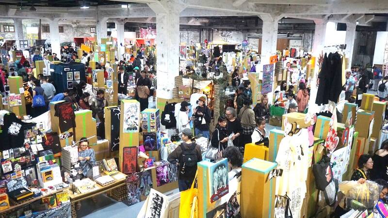 草率季首日湧入大量人潮，今年攤位數創歷史新高，多達430攤位。（記者董柏廷攝）