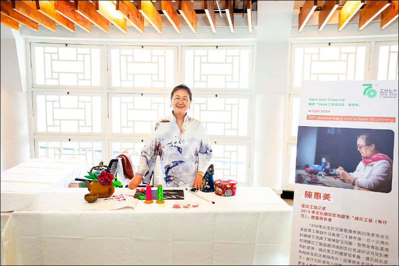 纏花工藝家陳惠美，為我國重要傳統工藝「纏花」技藝保存人，推動台灣技藝傳承。（工藝中心提供）