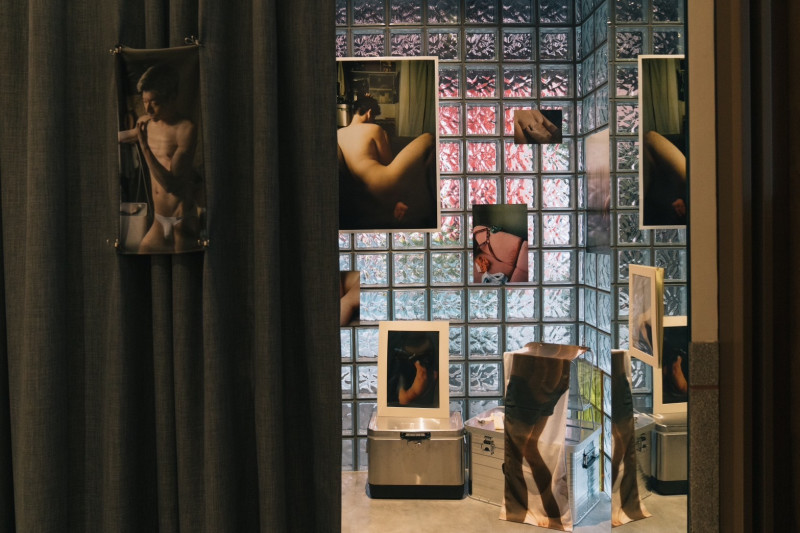 林家夯「behind　the door新書攝影展」一隅，透過「生活感」詮釋「同志亦凡人」。（林家夯提供）