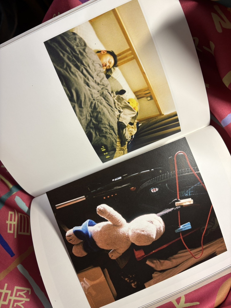 林家夯首本攝影集《台北房間&深圳513 Room Taipei& Shenzhen513》記錄林家夯移動於兩城之間的房間記憶。（記者董柏廷攝）