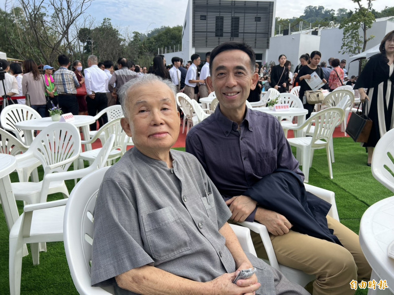 88歲雕刻大師張敬開心出席張敬藝術館開幕，國父紀念館館長王蘭生說自己是以粉絲身分到場見偶像。（記者黃淑莉攝）