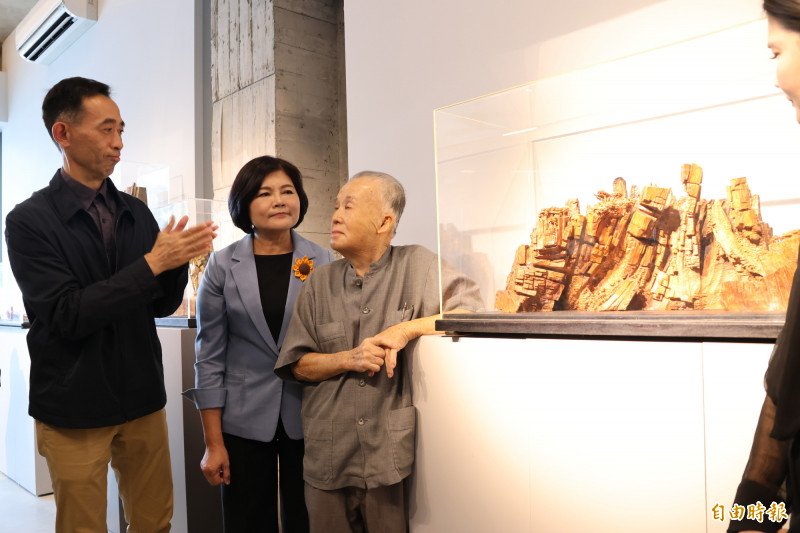 張敬（右起）、雲林縣長張麗善、國父紀念館館長王蘭生一起欣賞鎮館之寶〈神遊黃山〉。（記者黃淑莉攝）