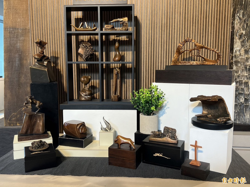 館內展示張敬大師的小品作品。（記者黃淑莉攝）