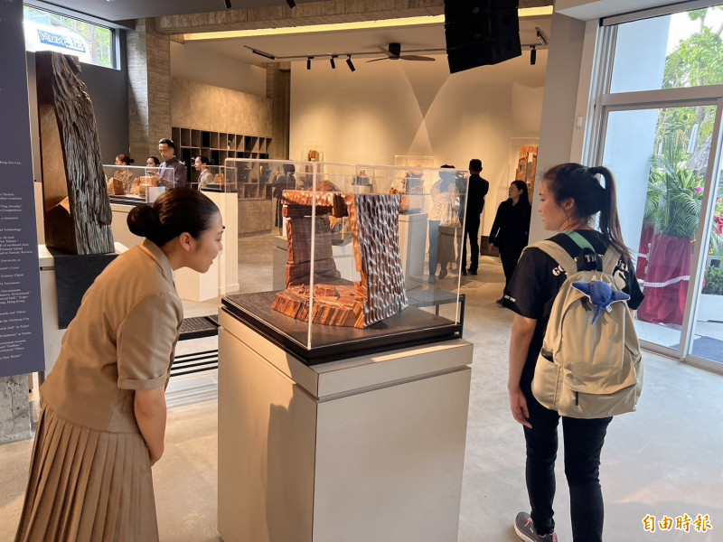 張敬藝術館開幕，連國外來的學生都被其作品吸引。（記者黃淑莉攝）