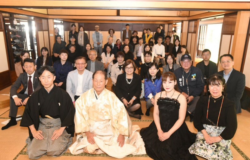 紀州庵13周年館慶「食光紀行」開幕，由紀州庵文學森林館長封德屏（2排左3）與藝文界人士齊聚宣布館慶活動登場。（紀州庵文學森林提供）