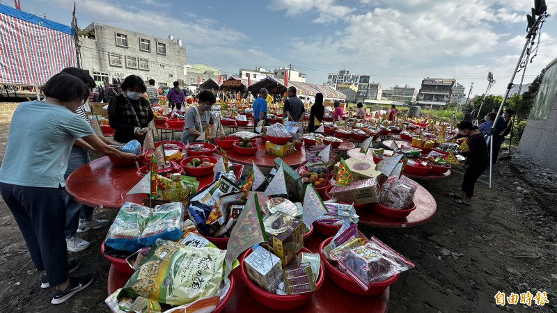 台南新市荖葉宅鄭氏族親齊聚祭祖。（記者劉婉君攝）