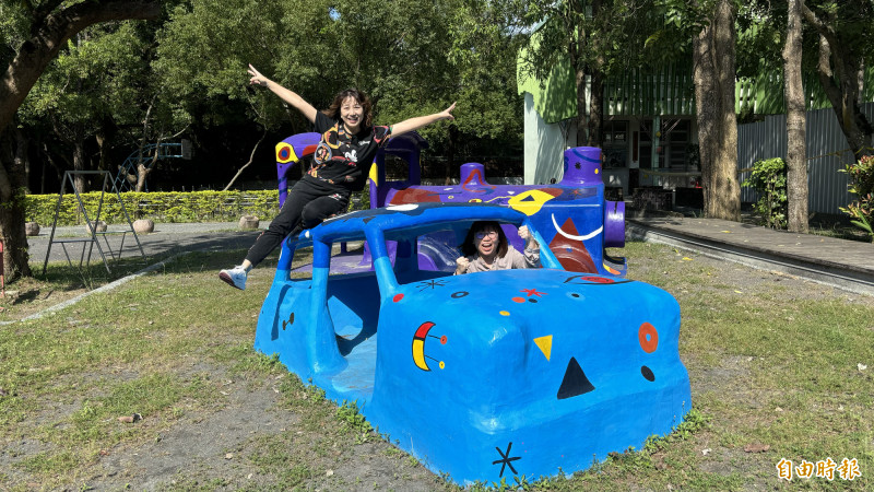 台南麻豆總爺藝文中心內的原總爺國小後方草皮沙坑區，保留昔日8座遊具設施，有火車、三輛車、汽機車等造型，近日重新彩繪，換上新裝，成為遊客打卡拍照的熱點。（記者楊金城攝）