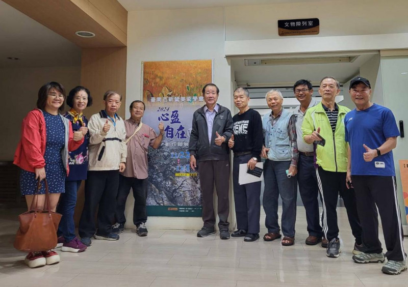台南市新營美術學會「2024心盈自在VI」創作聯展，在新營文化中心登場，展期至12月15日。（新營文化中心提供）