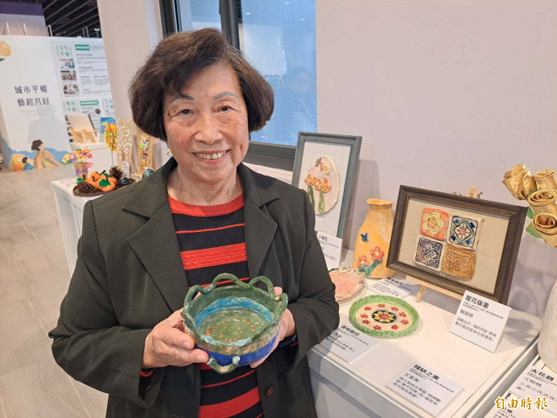 新竹市推動身心障礙者城市平權共好，其中身障者家長王富美也以陶藝「殘缺之美」，除可讓家長紓壓，透過不完美的作品，也象徵助身障者可善用自身功能，發揮共融和諧精神。（記者洪美秀攝）