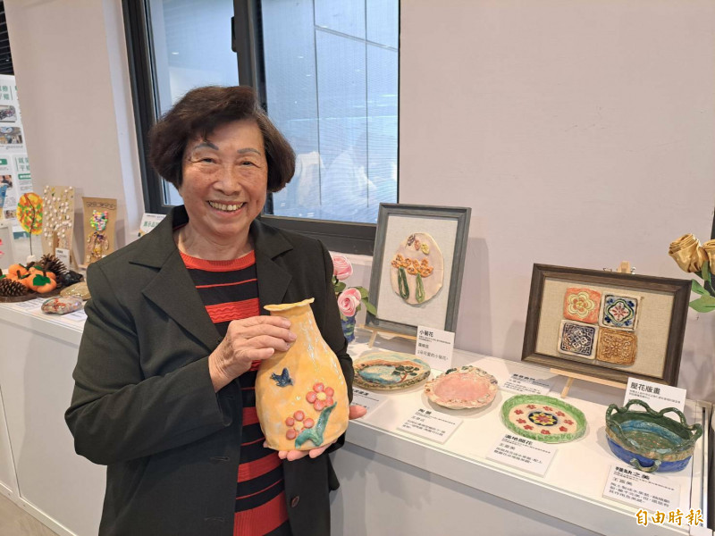 新竹市推動身心障礙者城市平權共好，其中身障者家長王富美也以陶藝作品，強調陶作可讓家長紓壓，是很棒的共融創作體驗。（記者洪美秀攝）