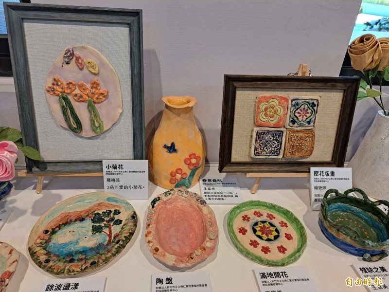 新竹市推動身心障礙者城市平權共好，現場也展示身障者與家長共融的創作成果。（記者洪美秀攝）