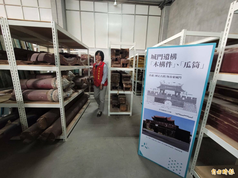 恆春東門的木製構件及物品都收藏在屏東文化資產建材庫房內。（記者葉永騫攝）