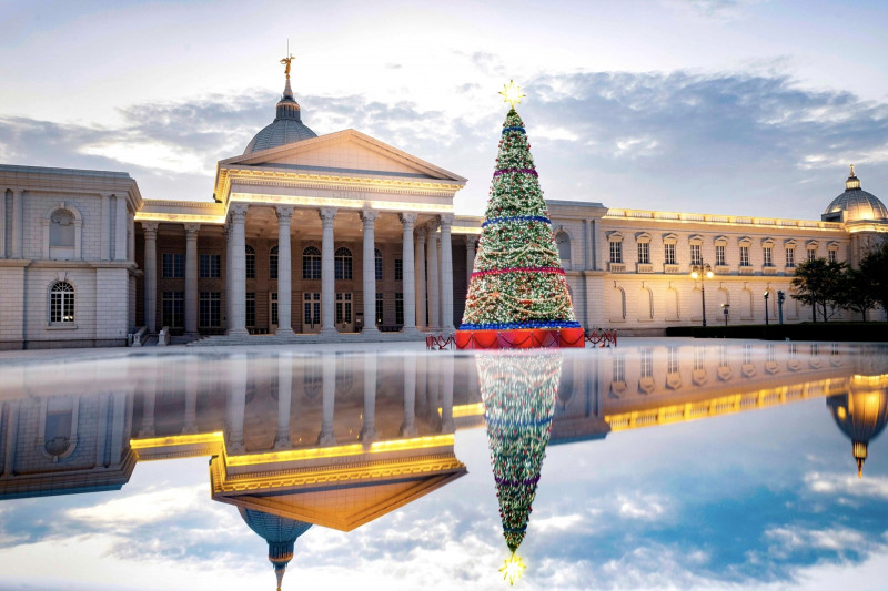 深受歡迎的奇美博物館「聖誕週末」又來了，漂亮的聖誕樹已經啟燈。（奇美博物館提供）