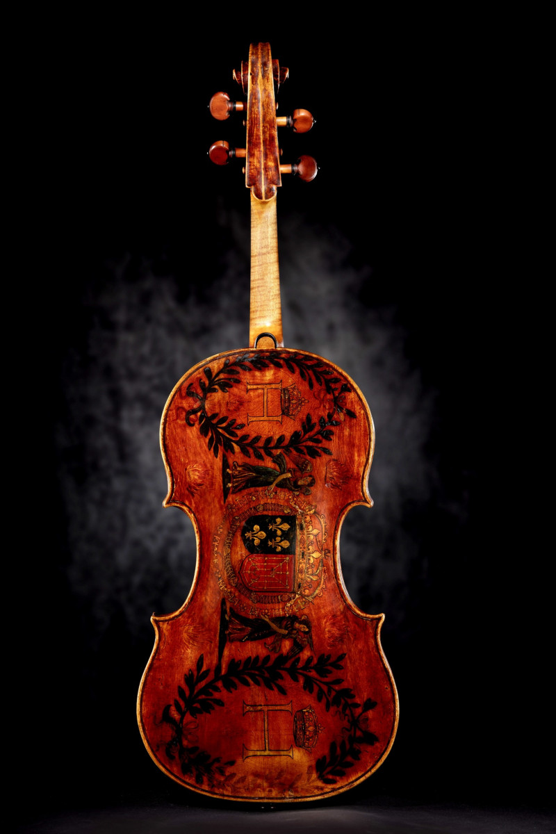 奇美聖誕週末「名琴饗宴」將推出擁有珍貴的法國皇室徽章「亨利四世」。（奇美博物館提供）