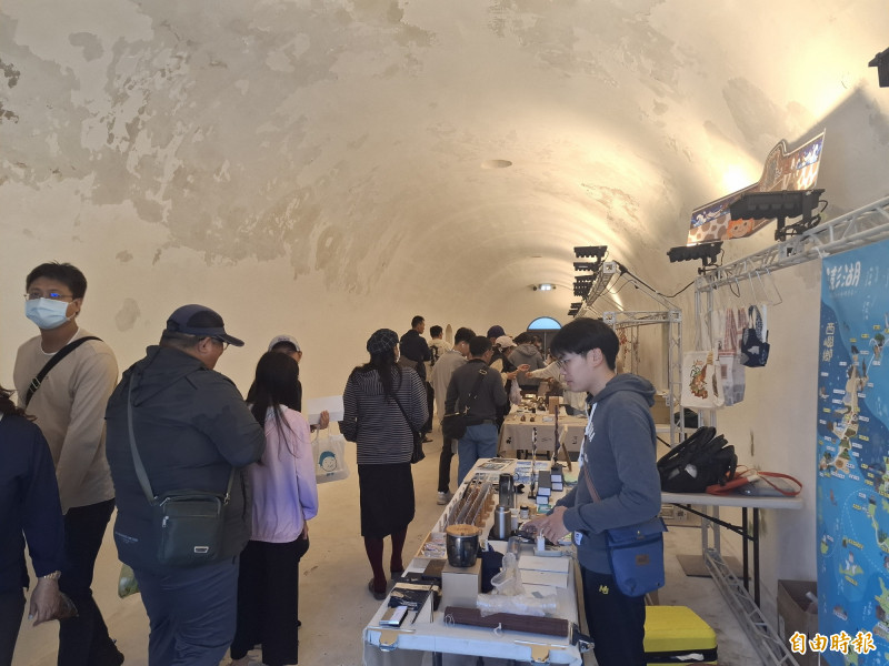 國定古蹟金龍頭礮臺，在古蹟擺設市集更添吸引力。（記者劉禹慶攝）