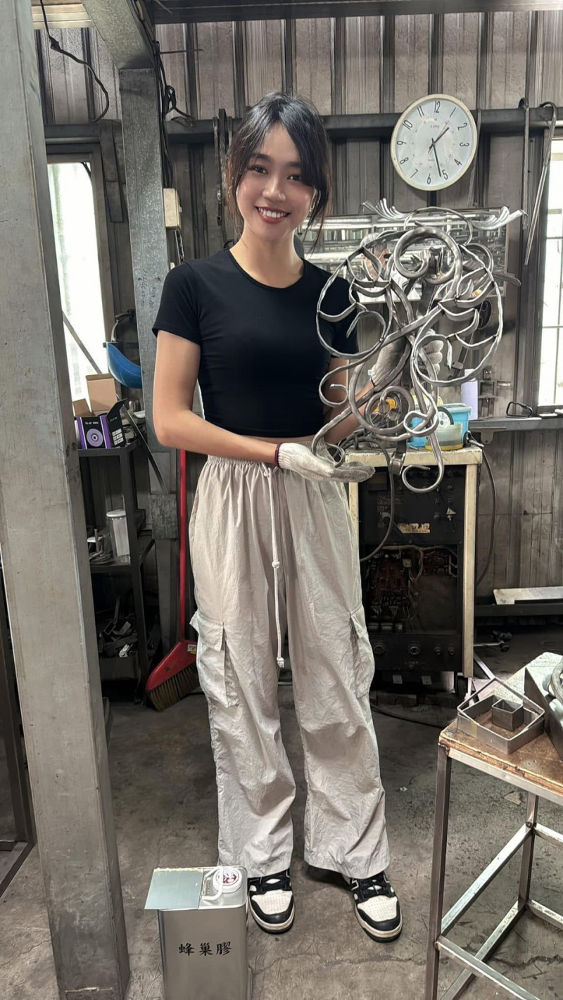 永成里長陳秋蟬以自己名字「蟬」為題發想鐵雕創作。（陳秋蟬提供）