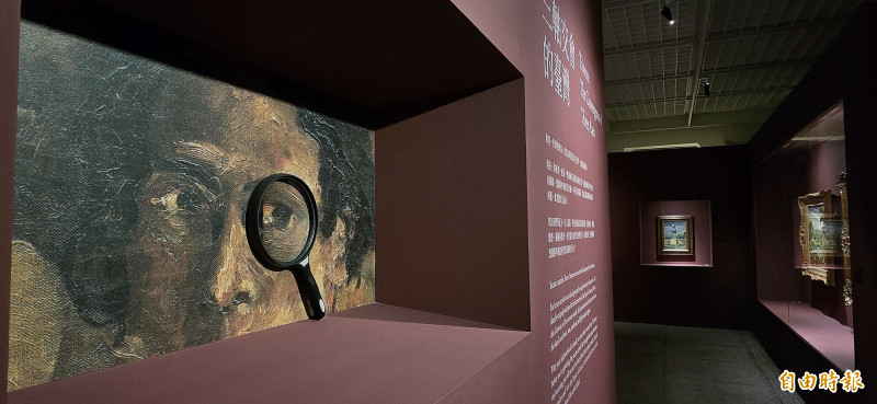 畫家也是拿著放大鏡四處「走揣」關照著自己生長的這片土地。（記者凌美雪攝）