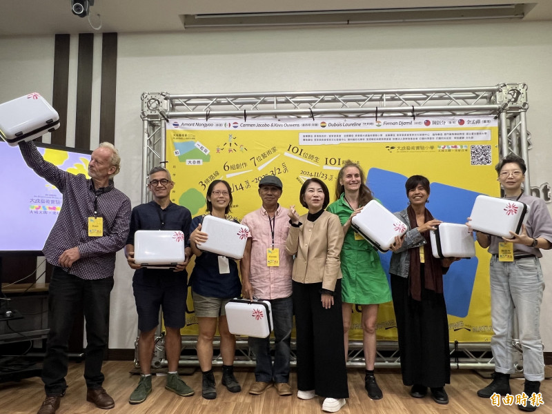 「和大自然一起玩——2024大地藝術節」即將登場，屏東縣長周春米偕同7位藝術家們亮相。（記者羅欣貞攝）