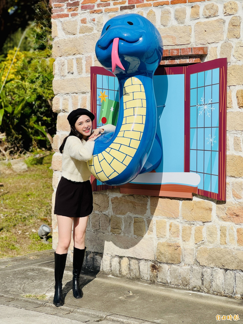藍色系的屁屁蛇以超萌藍色造型迎接新年，網美與可愛的屁屁蛇開心合影。（記者陳奕劭攝）