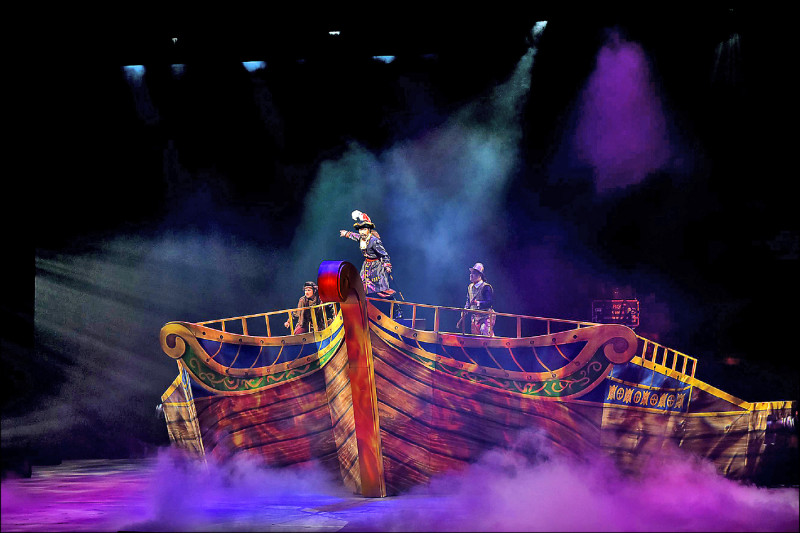 《海賊之王》重返大航海時代，重資打造的旗艦製作，將大船駛進國家戲劇院。（明華園總團提供）