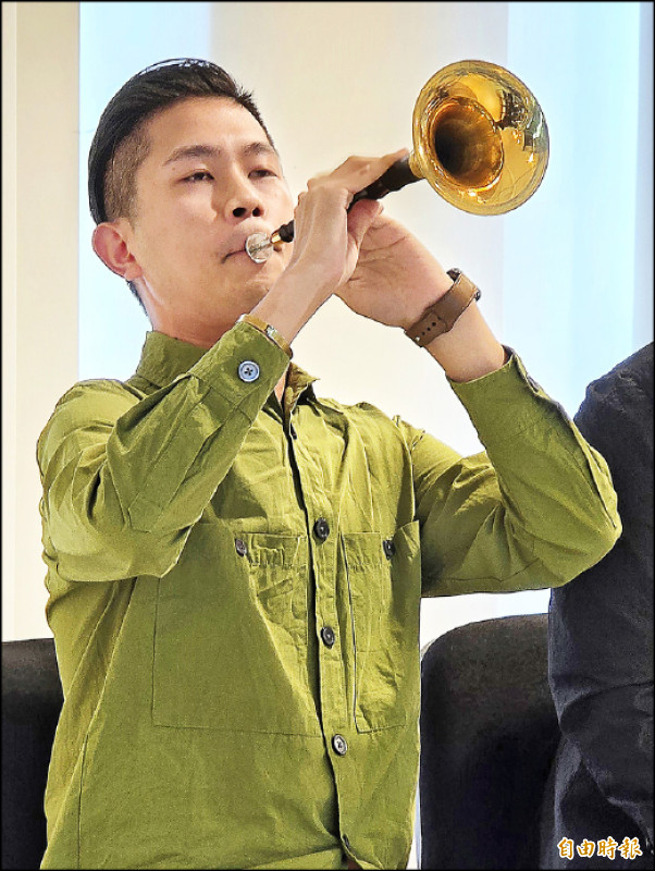 此次在音樂設計上新增了樂手陳冠宏演奏嗩吶及管。（記者凌美雪攝）