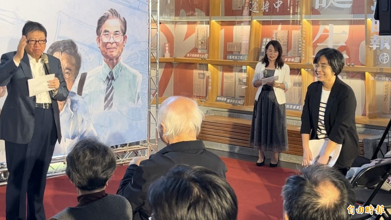新竹縣長楊文科（左）公開表示對新上任的文化局長朱淑敏（右）以「聲」相挺、「跟文化局共存亡」，讓在場者忍俊不住，朱淑敏則忙著起身鞠躬致謝。（記者黃美珠攝）