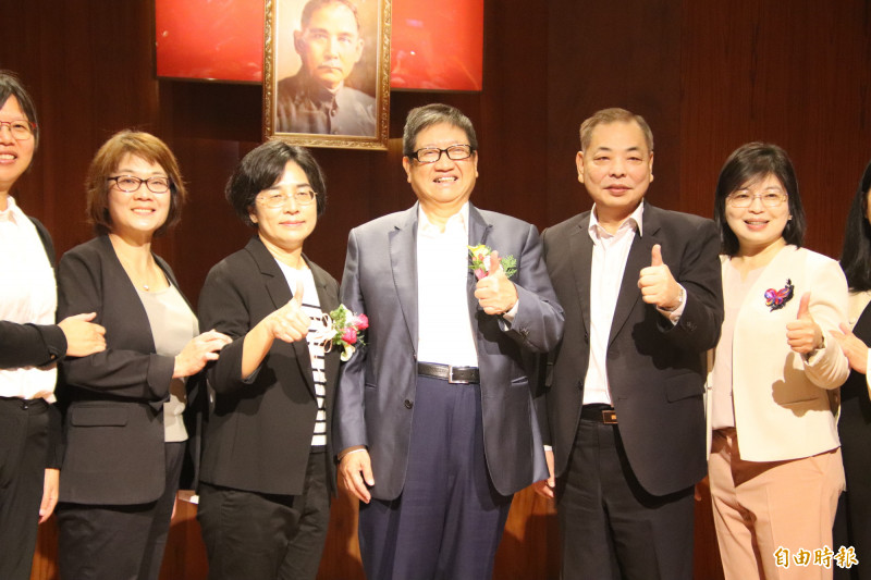 新竹縣縣政府文化局長朱淑敏（左3）被新竹縣長楊文科（右3）邀請「上轎」接任局長，未來由新任副局長郭秋燕（左2）等共同襄助，全力拚好文化工作。（記者黃美珠攝）