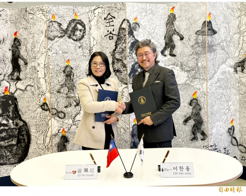 十三行博物館長羅珮瑄（左）與韓國全谷史前博物館長李漢龍，續簽雙方學術文化交流協議。（記者翁聿煌攝）