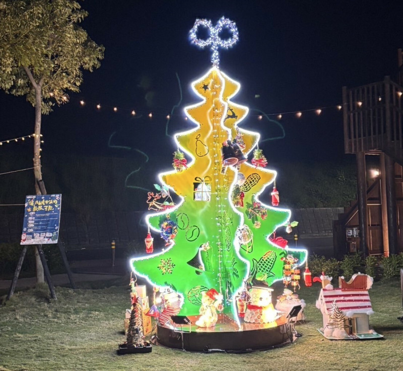 利用二手不鏽鋼、回收寶特瓶做成的「森生不息」耶誕樹，樹上及樹旁的裝飾品則是民眾利用廢棄物創作的耶誕飾品。（雲林縣環保局提供）