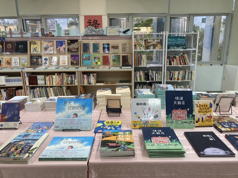 澎湖縣政府文化局準備千冊好書，提供民眾用發票兌換。（澎湖縣政府文化局提供）