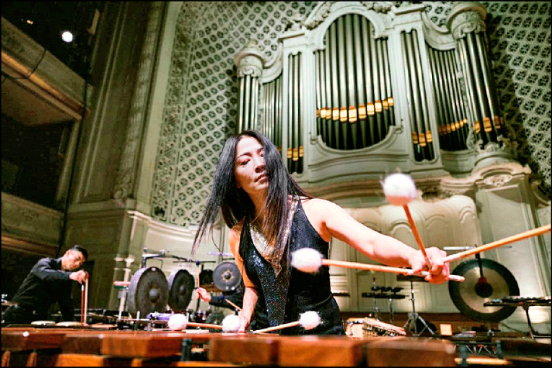 與朱宗慶打擊樂團成員一起海外巡演。（鄭達敬攝）