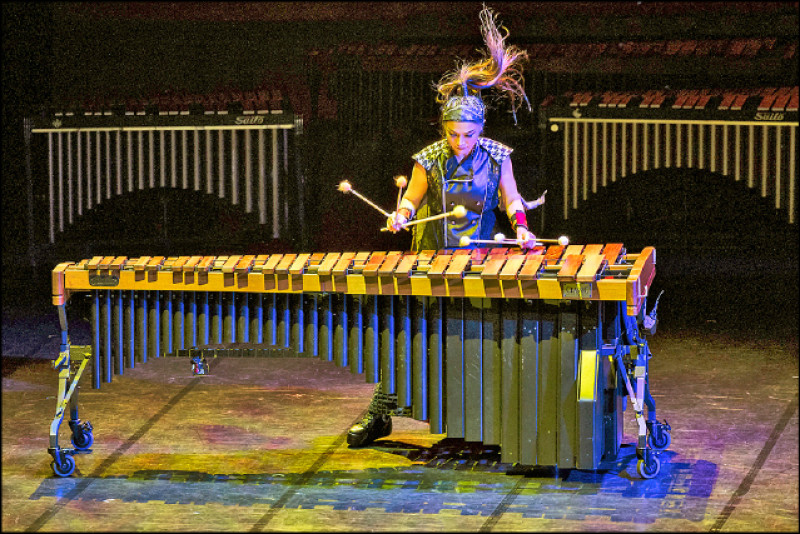 擊樂劇場《木蘭》成為朱團經典名作之一，吳珮菁擔任擊樂木蘭的角色。