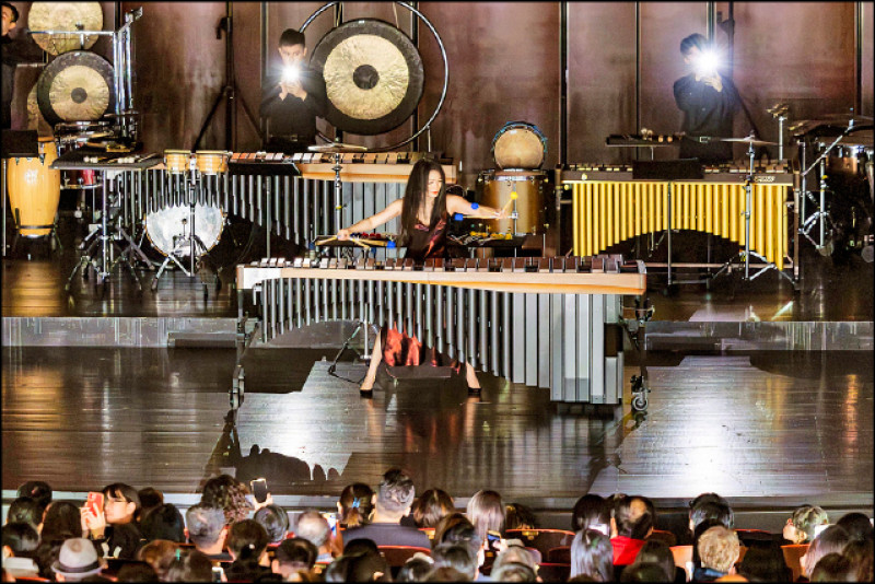 《巴黎聖母院》請觀眾跟著台上的演奏者，用手機的手電筒閃光做出星光閃爍的感覺。（陳韡誌攝）