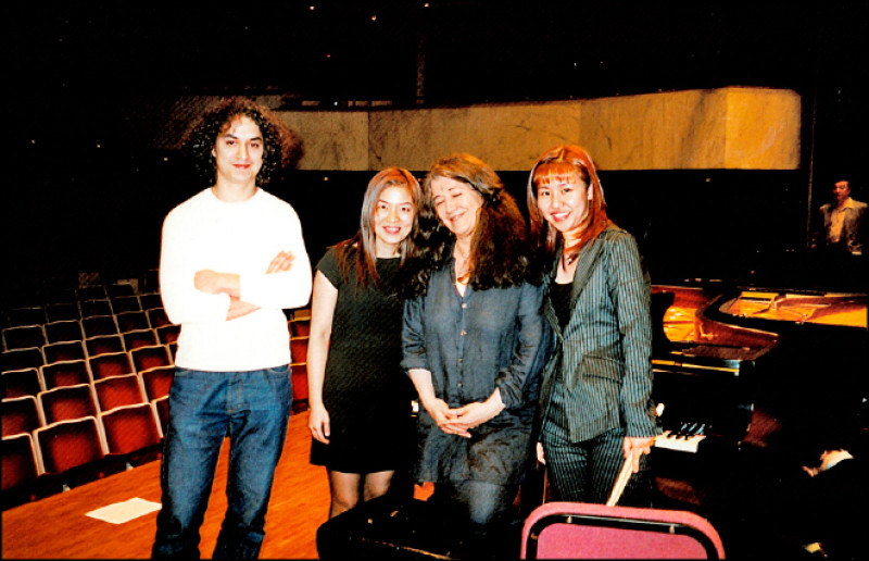 吳珮菁（左2起）與鋼琴巨星阿格麗希合作。