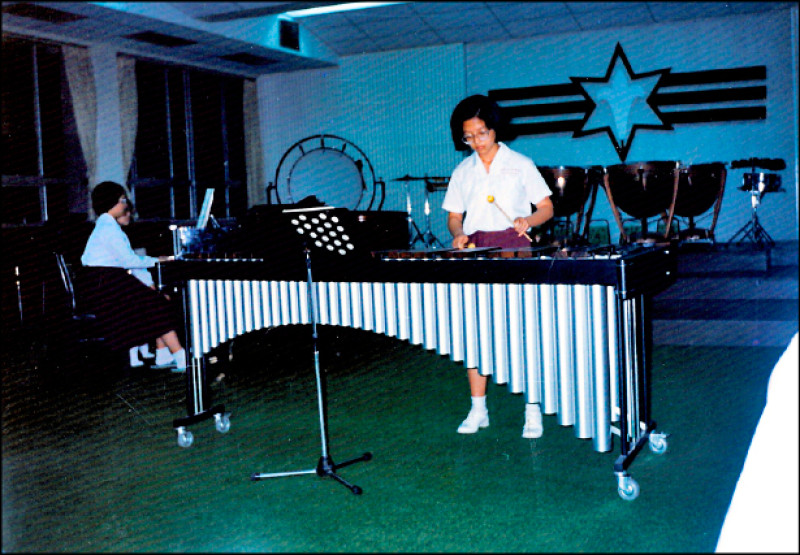 小時候練習打擊樂的照片。