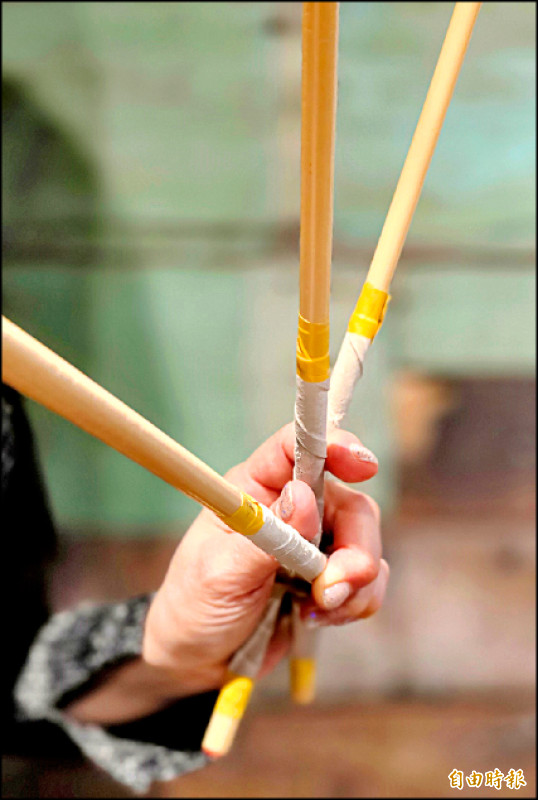 6支棒子不只需要手裡乾坤，重量也需要整隻手臂甚至全身力氣。（記者凌美雪攝）