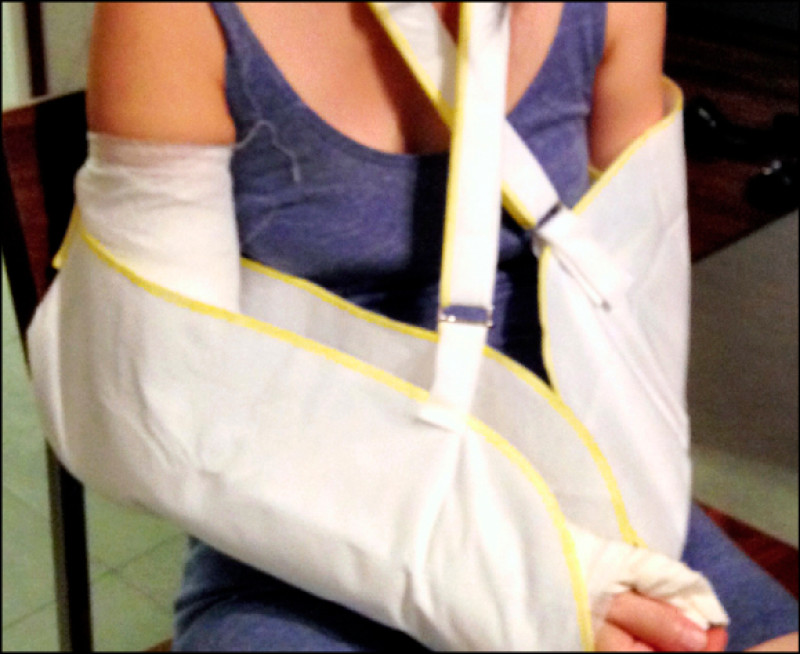 2015年的意外造成右手腕粉碎性骨折、左肩膀裂開。