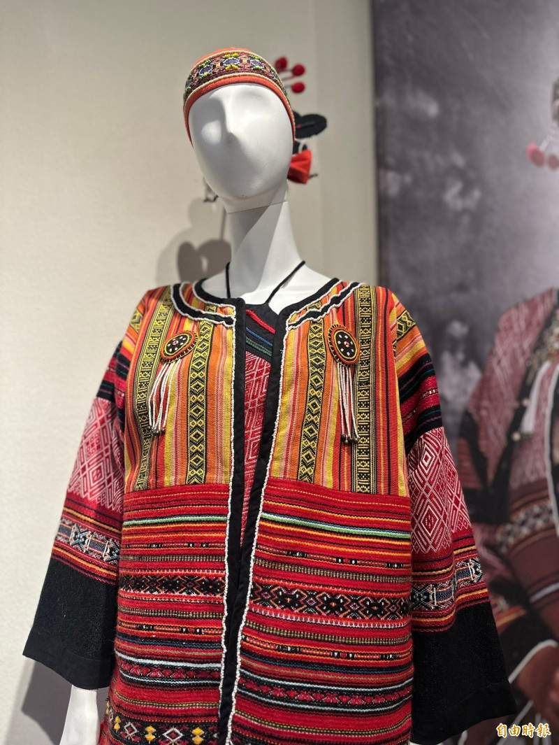 泰雅民族博物館展現保存泰雅族傳統織布技藝等無形資產成果，現場展出泰雅族傳統服飾。（記者陳奕劭攝）