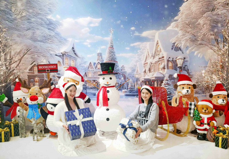 城堡內備有聖誕造景拍照打卡區，每個角落都能讓人留下聖誕氣氛美照。（佐登妮絲城堡提供）