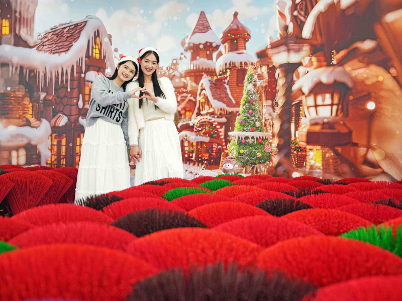 整個城堡化身糖霜薑餅屋，還有聖誕版香藝波波草超好拍。（佐登妮絲城堡提供）